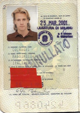 In verità 4240086P è stato il mio secondo passaporto. Il primo lo avevo fatto per un viaggio a New York dove poi non sono andato. Al contrario di questo, quello è rimasto intonso.